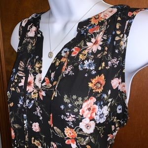 🌸 NWOT- Cute Floral Top 🌸